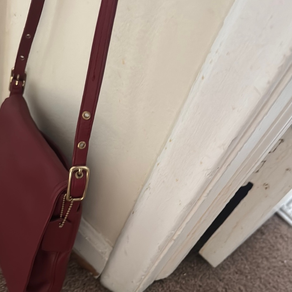 Elegant Red Crossbody Bag with Structured Design